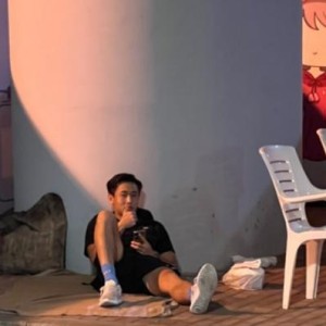 深圳队凌晨露宿海口街头：戴伟浚晒出“流浪汉”照