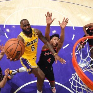 9393体育注册登录-肢体语言写满沮丧 詹姆斯赛季目标只剩得分王？